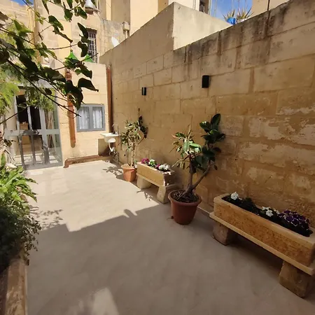 Peaceful Traditional Maltese Townhouse Semesterbostad *